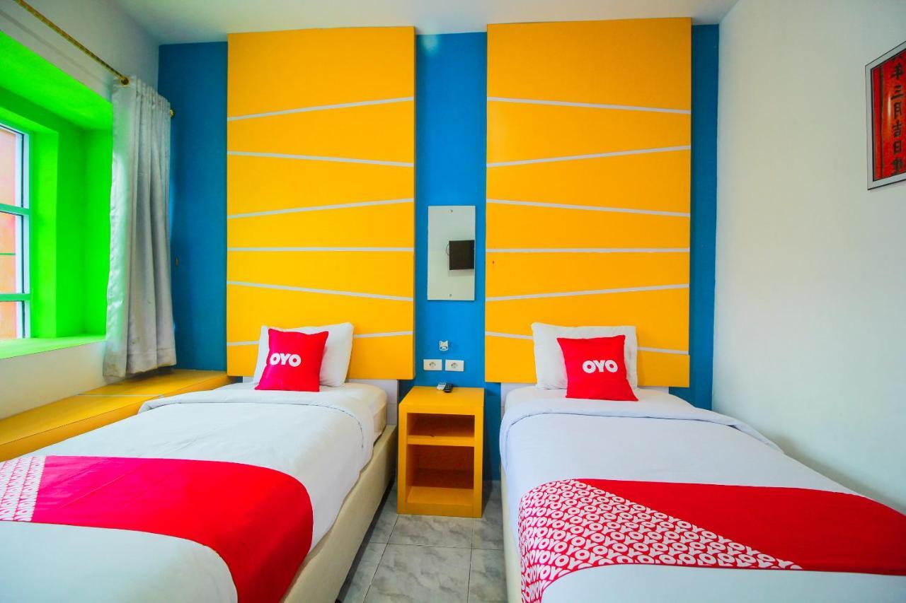 Oyo 1825 Marcopolo Homestay Пеканбару Экстерьер фото