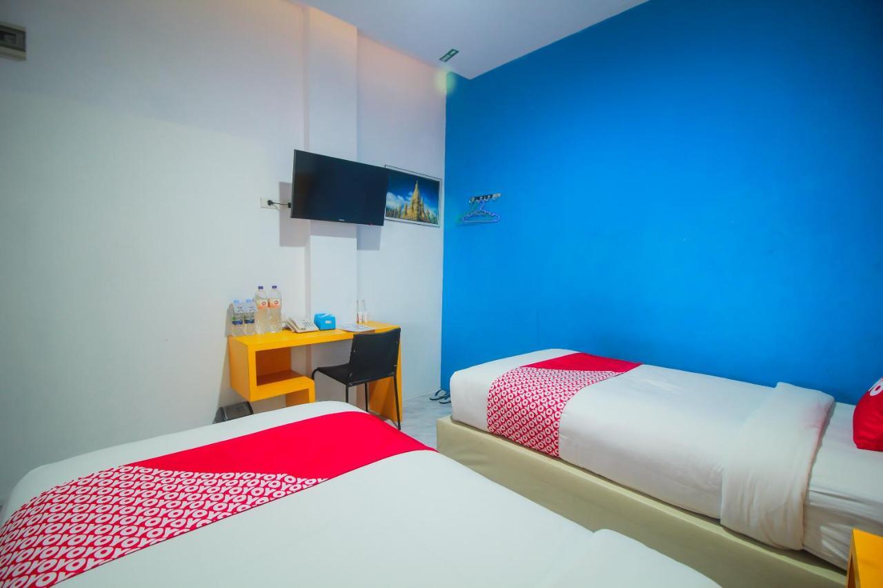 Oyo 1825 Marcopolo Homestay Пеканбару Экстерьер фото